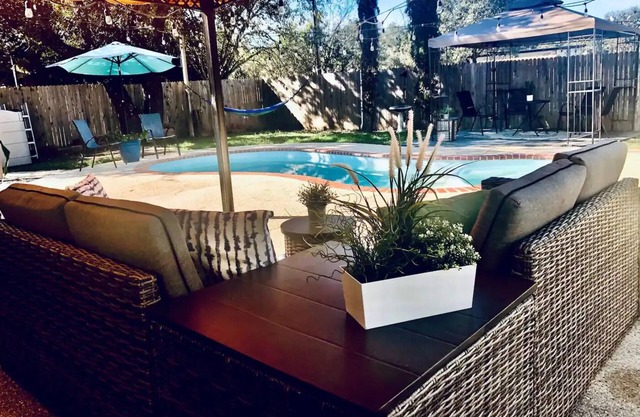 Pool House Oasis Near Sea World, 6 Flags & Canterann