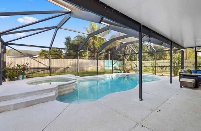 Pool House w/Fireplace, BBQ Grill, WIFI, Cable, and EV Charger-20 min to Beach