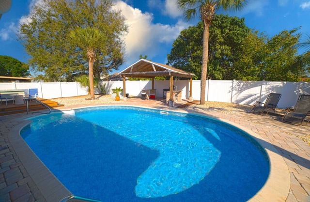 Pool-Jacuzzi & Palm Trees/8 Universal/15 Disney