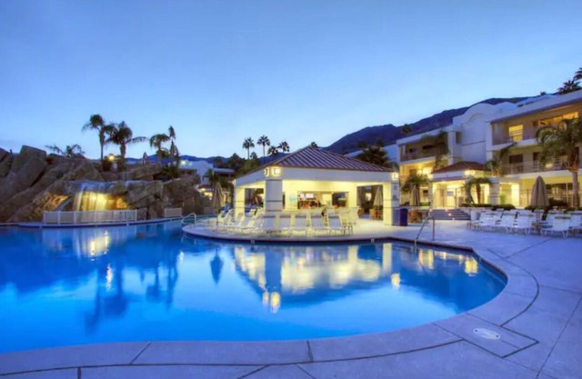 Pool + Kitchen! Huge Pool with Waterfall! Beautiful!