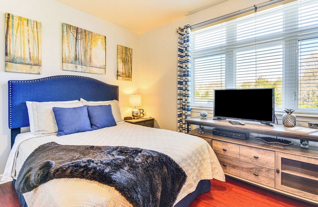 Pool & Lake Access: Mariners Landing Resort Studio