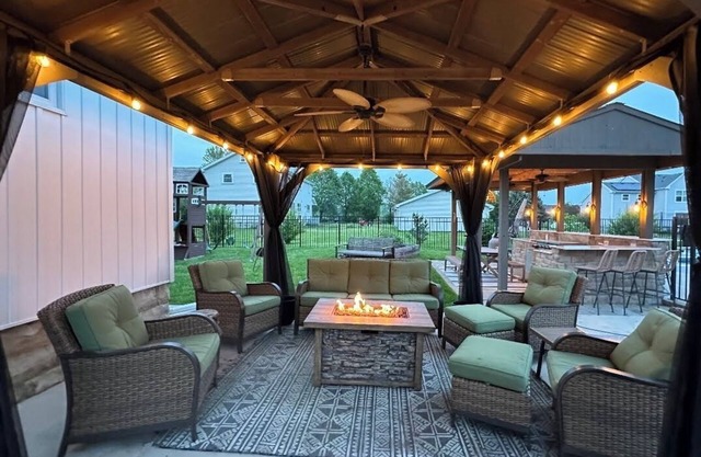 Pool Outdoor Grill + Bar Playground 3 king beds 2 Ovens Fire table
