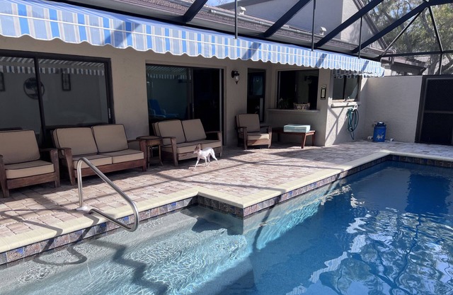 Pool, Pet OK, 2bed/2bath - private, minutes from beach, downtown, shopping, golf