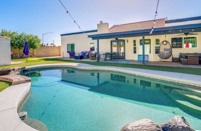 Pool, Putting Green & Games: Chandler Home!