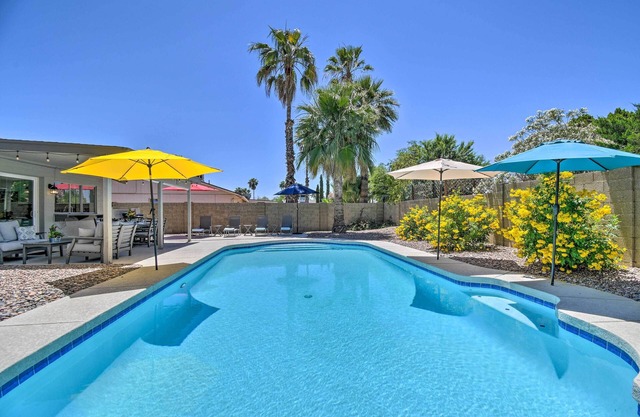 Pool & Putting Green: Scottsdale Family Escape