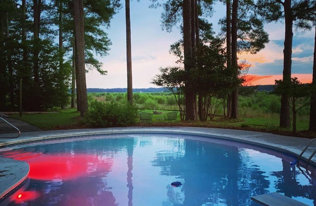 Pool side Paradise near Fort Liberty, Pinehurst, Southern Pines, hot tub & Golf!
