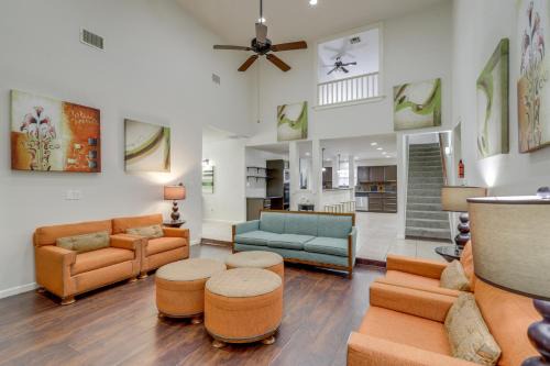 Pool Table and Patio with Bar Spacious Houston Gem!