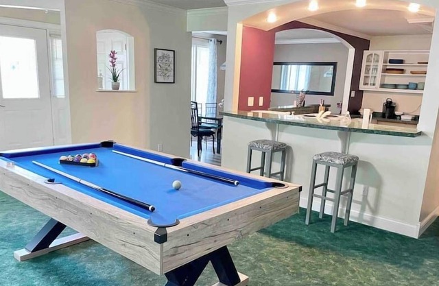 *POOL TABLE* Huge, Quiet Home, Great Location!