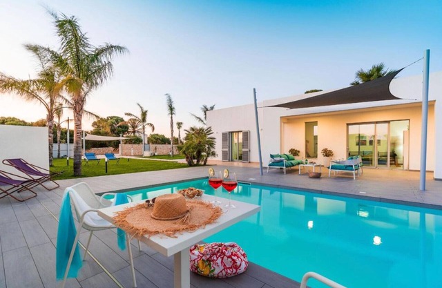 Pool villa, 300 metres from beach, San Lorenzo, Sicily