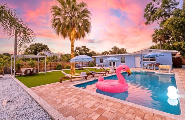Poolside Paradise: Cabana, PingPong, Alfresco, Near Beach & Downtown, Sleep 12+