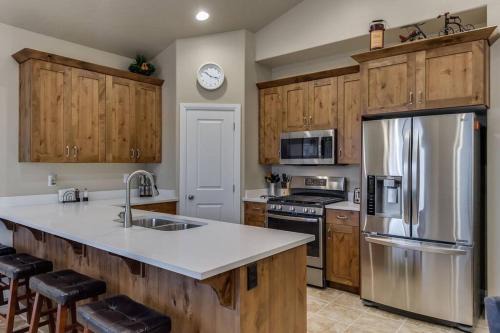 Poolside Retreat-Poolside Property! Dog Friendly!