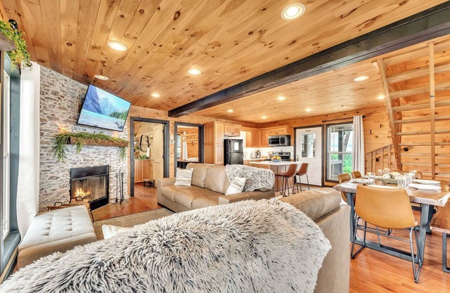 Pop & Granny's cabin with a fire pit, hot tub, & indoor pool!