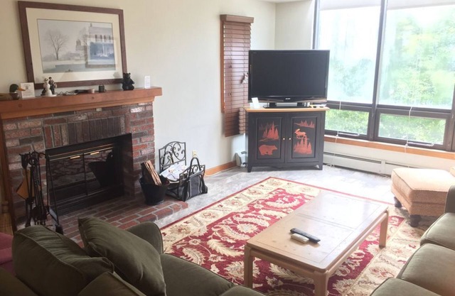 Popular Timber Creek! Room for everyone, shuttle to mountain, hot tub