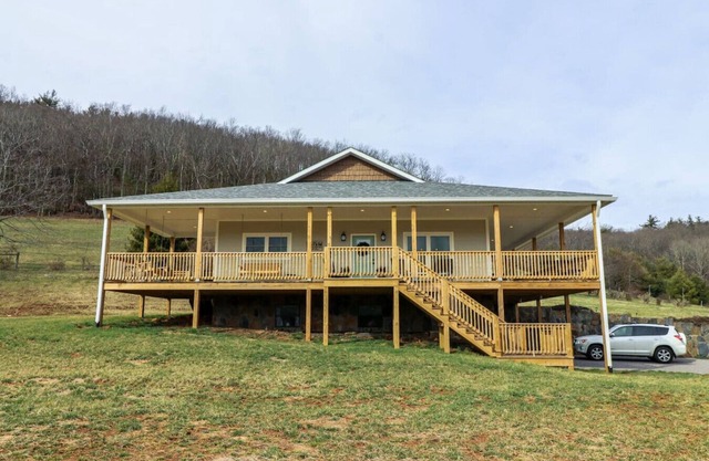 Porch n' Pasture Farm - make memories here, by Buffalo Mountain Getaway