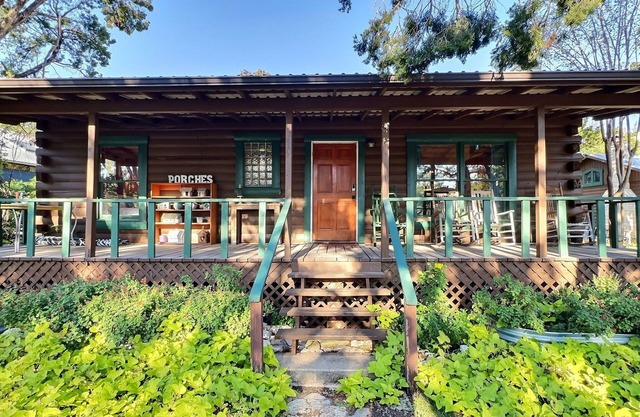 Porches *Cozy Log Cabin* neasy walk to Lake Travis