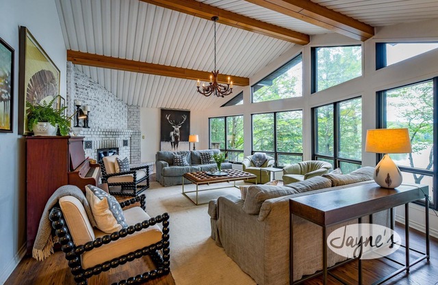 Port Carling 6 bedroom! 4 kayaks, Lily Pad, Sun All-Day + Sunsets! Sandy Entry!