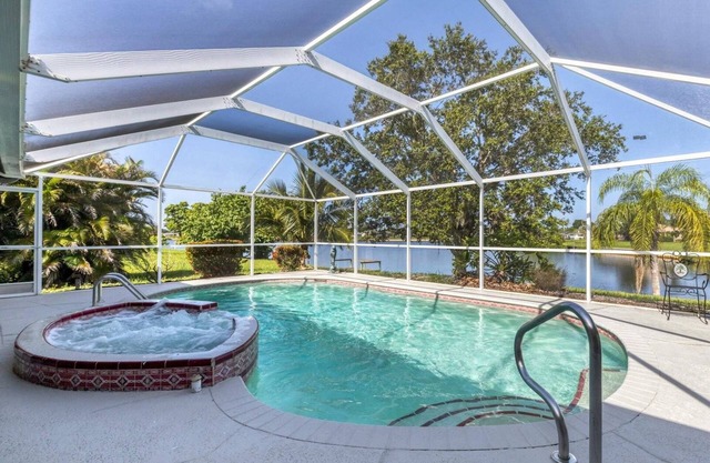 Port Charlotte Private Pool Canal Home- in the heart of the City!