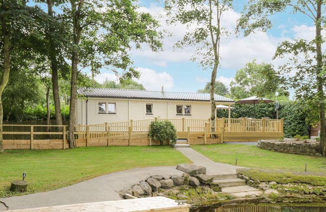 PORT HERON LODGE, pet friendly in Glasson, County Westmeath