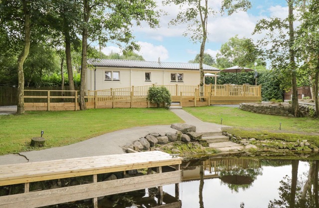 PORT HERON LODGE, pet friendly in Glasson, County Westmeath