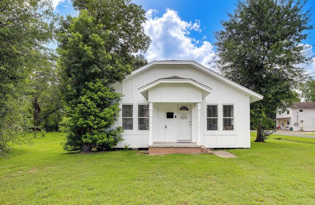 Port Neches Home Rental: Walk to Tugboat Island!