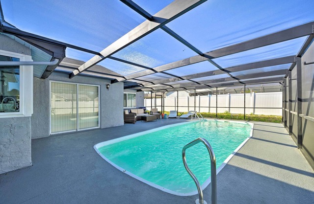 Port Richey Getaway w/Lanai, Pool & Grill!