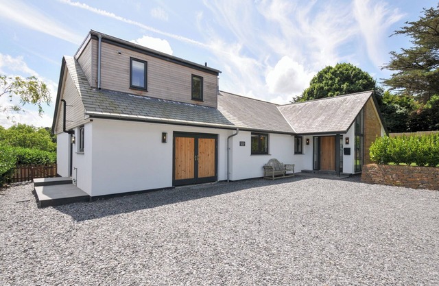 PORTHILLY BROOK, pet friendly, with open fire in Rock