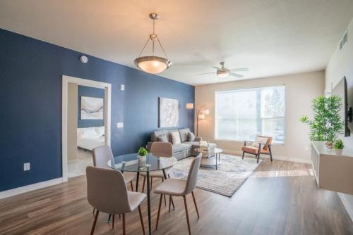 Posh 2BD - Gym, Pool, Parking, W-D - Sleeps 8