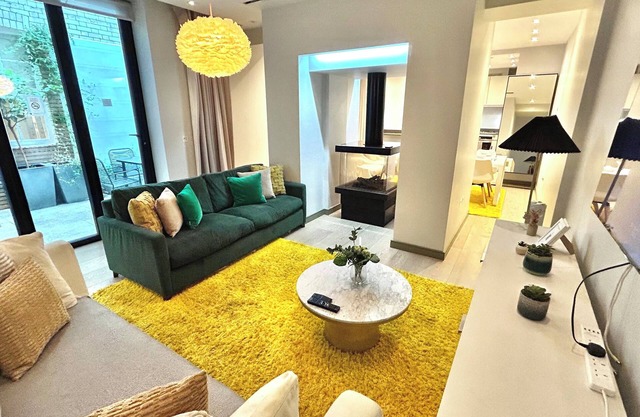 Posh 3-Bed, 3-Bath flat with Patio & Indoor Fireplace in Marylebone, Hyde Park