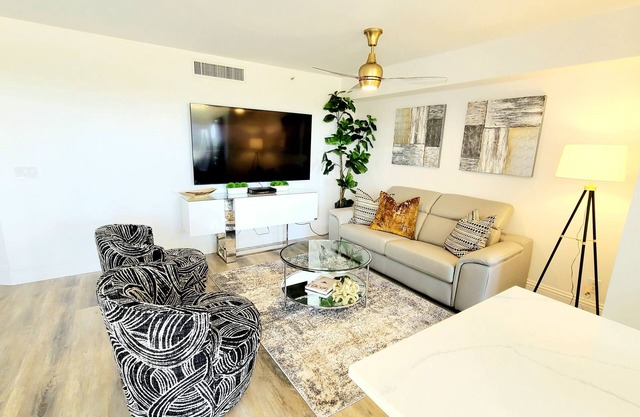 POSHPADZ -OceanView Villa-Resort Complex, Penthouse, Sleeps 4, Walk to Beach