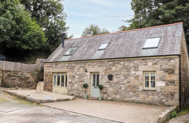 POTTERS BARN, pet friendly, character holiday cottage in Helston