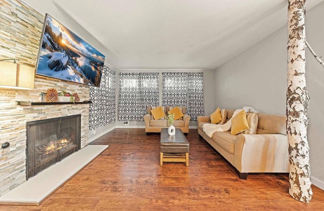 Powder Run Retreat – Modern Stay for 6 With On-site Ski Access & Mountain Views