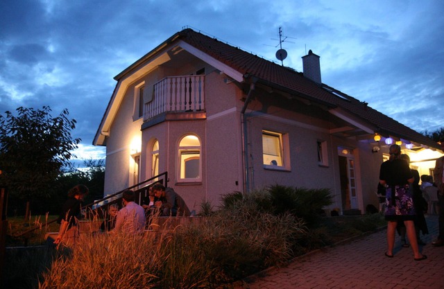 Prague 13 mins by bus. Rural Cottage for 2 up to 45 Guests