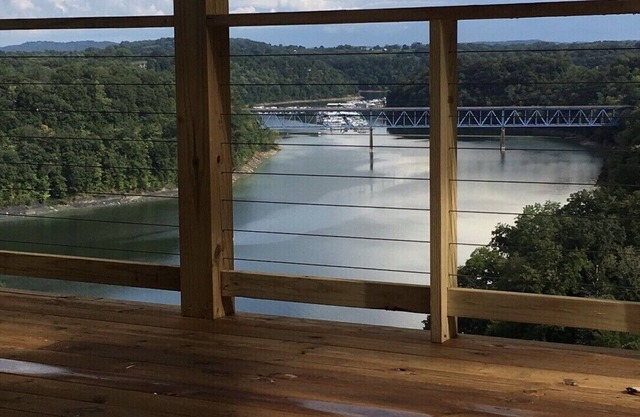 Prather Place, Spacious, Deck And View, Entertaining Basement, Minutes to Marina