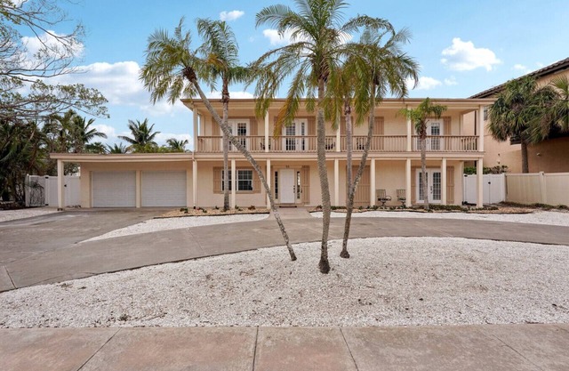 Precise Realty presents St. Armands Pool Retreat