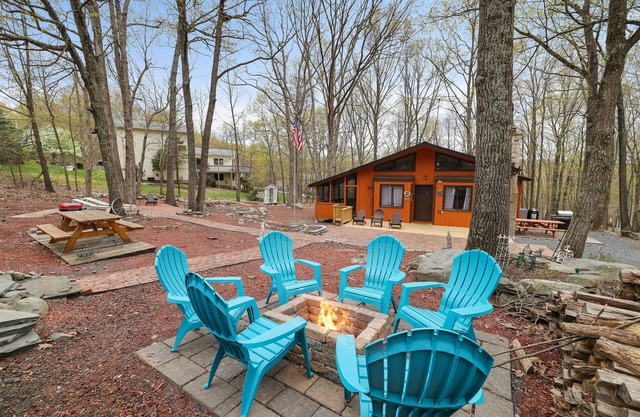 Premier Cozy Cabin: Outdoor Pools, Lakes & More!