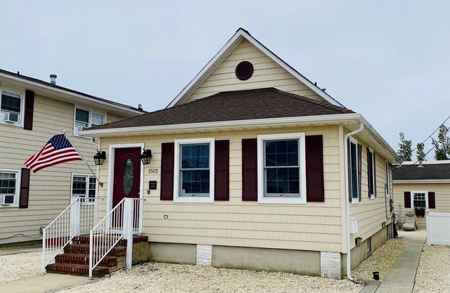 PREMIER HOST-3BR SEASIDE PARK HOME, 2 BA One Short Block to Beach, Kit,Liv Room