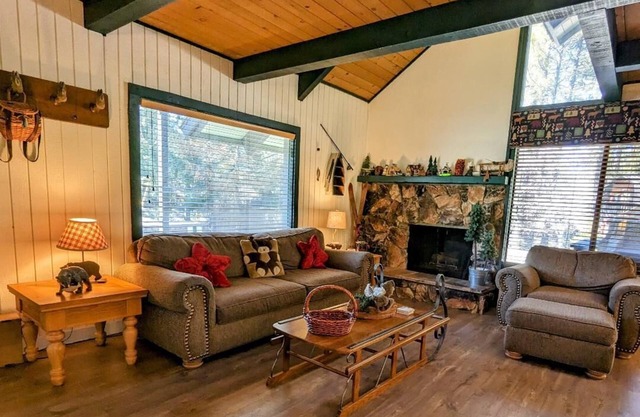 Premier Townhouse Just Steps from Snow Summit Mountain Resort!