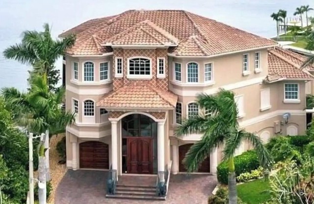 Premier Waterfront Home, Pool and Views on the Bay
