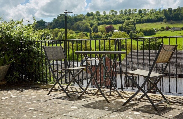 Premium Central Stroud Apartment with Parking x2