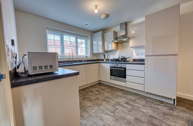 Premium Contractor Accom: Modern 4 Bedrm House, Tyseley B11. Parking, Sleeps 10