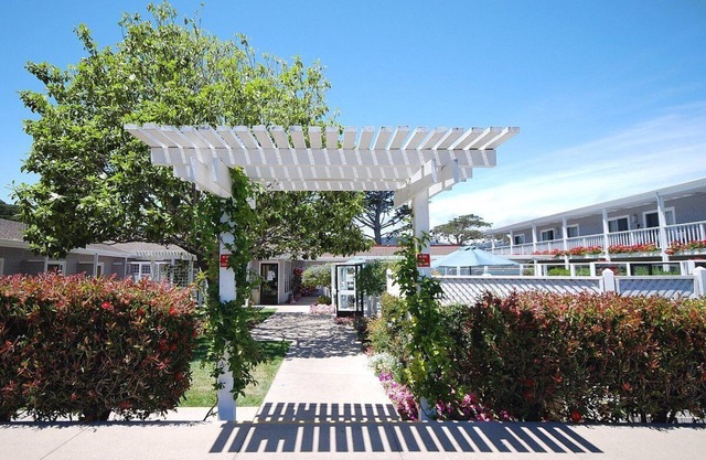 Premium King Fireplace Room Walking Distance from the Beach!