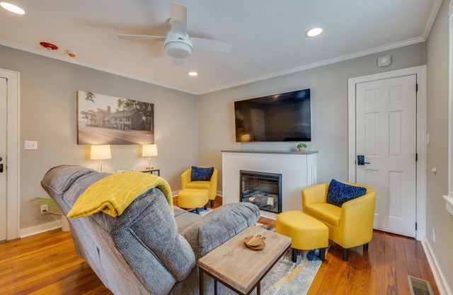 Premium Suite in Historic District, Walking Distance to Restaurants & Shops!