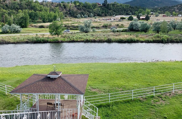 Prestige Mountain View with a relaxing Waterfront at Arkansas River