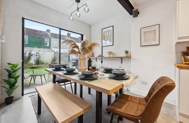 Pretoira View a 4-BR Stunning Home with Garden, Southsea