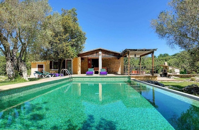 Pretty 2-Bedroom Cottage, A/C, Private Pool, Idyllic Countryside Location just 5 mins from Pollenca