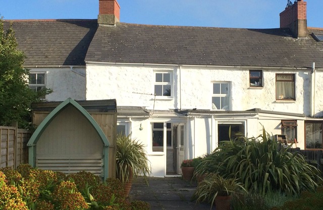 Pretty Cottage with Large Garden Near Sandy Beaches, Cornwall, England.