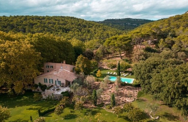 Pretty country house of 900 m2, with heated swimming pool/volet and tennis court
