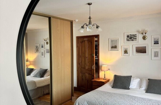 Pretty double room in a cozy Guest House, close to Malahide Castle and Dublin Airport