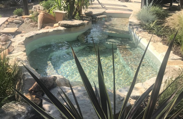 Pretty little listed maset with natural Jacuzzi