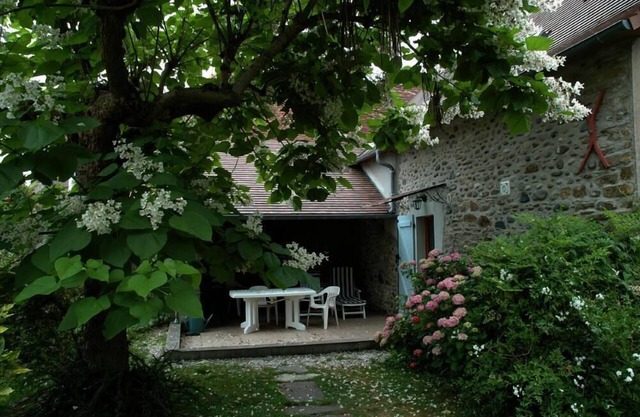 Pretty, petite house with garden between Béarn and Basque Country (for 2-4)